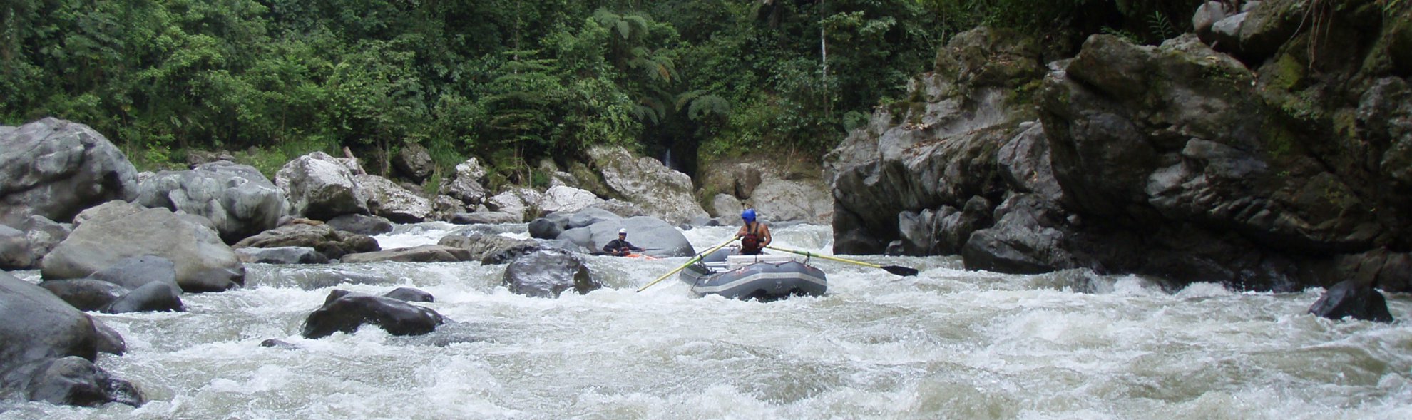 Rafting Pacuare River - Safety sayaker and Oar Boat
