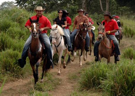 Experienced riders in cabalgata in Costa Rica with Serendipity Adventures